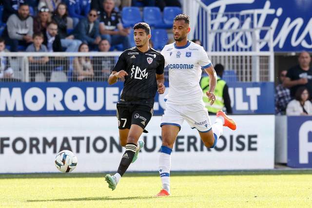 切尔西女足前锋科尔官宣自己与女友梅维斯已怀孕